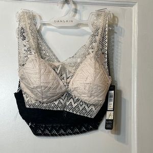 2 lace brakettes